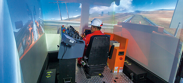<p>Los simuladores recrean operaciones y aver&iacute;as de maquinaria pesada para adiestrar a los operadores, previo a su ingreso a las minas, y as&iacute; disminuir riesgos, accidentes y costos.</p>